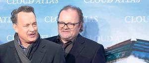 Hollywood trifft Potsdam. „Cloud Atlas“-Hauptdarsteller Tom Hanks (l.) mit „Cloud Atlas“-Produzent Stefan Arndt auf dem Roten Teppich am Potsdamer Platz.