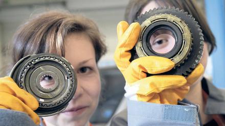 Immer noch eine Ausnahme: Bisher entscheiden sich trotz guter Schulnoten nur wenige Schulabgängerinnen für eine Ausbildung zum Beispiel in der Automobilbranche.