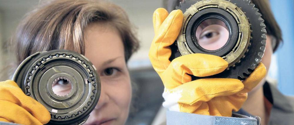 Immer noch eine Ausnahme: Bisher entscheiden sich trotz guter Schulnoten nur wenige Schulabgängerinnen für eine Ausbildung zum Beispiel in der Automobilbranche.
