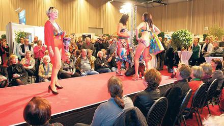 Modesommer 2013. Bei dieser Vorführung von Bademoden sahen selbst die Herren der Schöpfung genauer hin, ob ein neues Stück fällig wird.