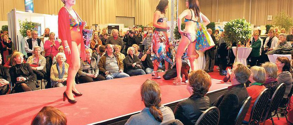 Modesommer 2013. Bei dieser Vorführung von Bademoden sahen selbst die Herren der Schöpfung genauer hin, ob ein neues Stück fällig wird.