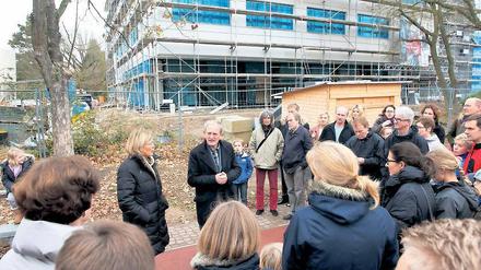 Viel Platz. Uwe Stratmann erläuterte Besuchern den Schulneubau.