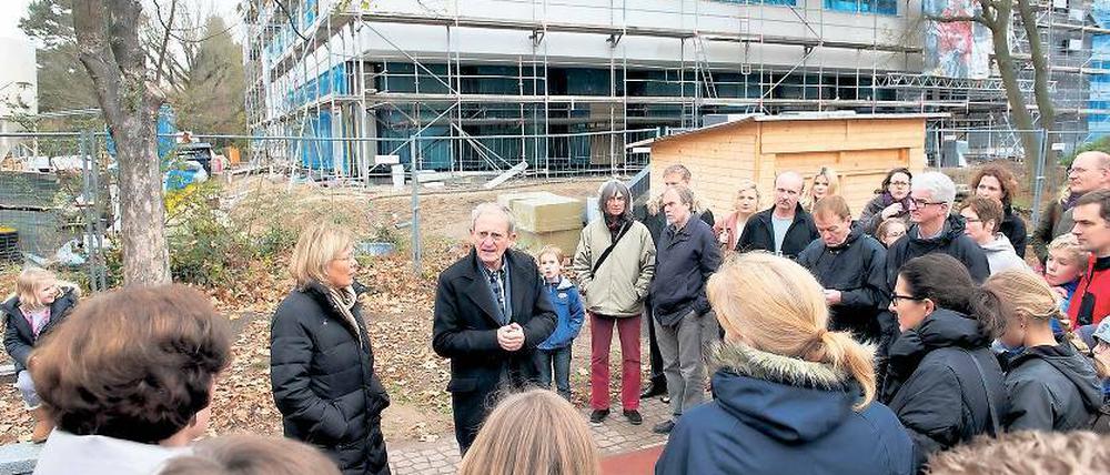 Viel Platz. Uwe Stratmann erläuterte Besuchern den Schulneubau.