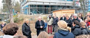 Viel Platz. Uwe Stratmann erläuterte Besuchern den Schulneubau.