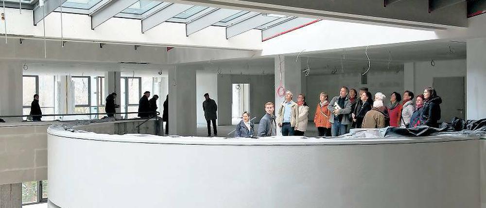 Gute Aussichten. Von einem speziellen Balkon aus haben die Besucher der Stadt- und Landesbibliothek künftig einen guten Überblick über den Freihand-Bereich – und den Himmel über dem Haus, denn es verfügt über ein Glasdach.