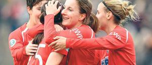 Getroffen wie noch nie. Antonia Göransson (Zweite von rechts) überlistete die Essener Torhüterin dreimal – so häufig, wie noch nie in einer Partie. Auch Keelin Winter, Lisa Evans (von links) und Jennifer Cramer freuten sich mit der 22-jährigen Schwedin.