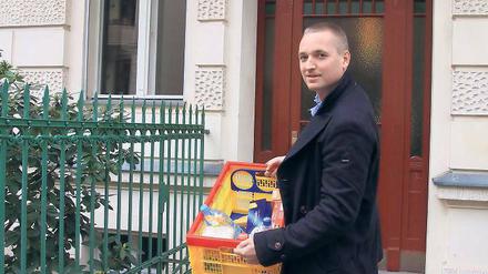 Dienstleister in Person. Der 36-jährige Potsdamer Sebastian Karg geht im Auftrag seiner Kunden einkaufen. Ob Backzutaten, Drogerieartikel oder Getränke – der gelernte Diplom-Kaufmann besorgt alles und bringt es zu seinen Kunden nach Hause.