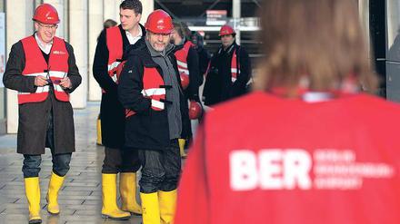 Bauinspektion. Mitglieder des Ausschusses am Freitag auf der BER-Baustelle.