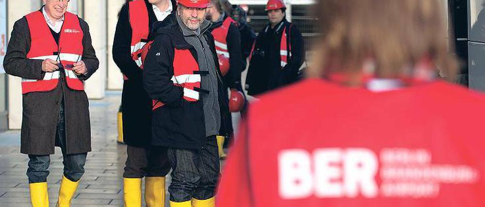 Bauinspektion. Mitglieder des Ausschusses am Freitag auf der BER-Baustelle.