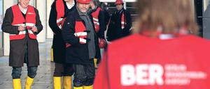Bauinspektion. Mitglieder des Ausschusses am Freitag auf der BER-Baustelle.