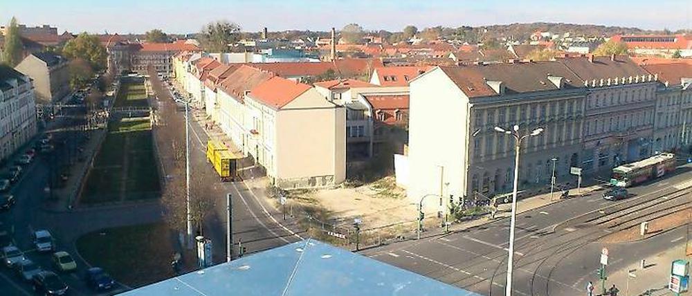 Brache. An der Ecke Yorck-/ Friedrich-Ebert-Straße stand bis 1945 die Alte Post und von 1968 bis 2009 das „Haus des Reisens“.