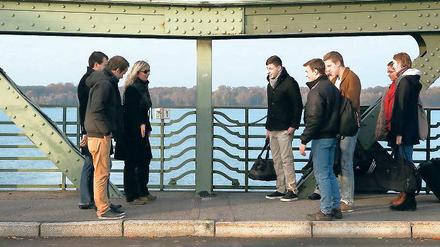 Akademische Grenzgänger. Auf der Glienicker Brücke wurden im Kalten Krieg Agenten ausgetauscht. Am Mittwoch war sie Kulisse für eine symbolische Übergabe von sechs Schülern aus Nürnberg und zwei Potsdamer Studenten.