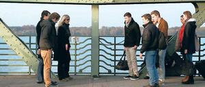 Akademische Grenzgänger. Auf der Glienicker Brücke wurden im Kalten Krieg Agenten ausgetauscht. Am Mittwoch war sie Kulisse für eine symbolische Übergabe von sechs Schülern aus Nürnberg und zwei Potsdamer Studenten.