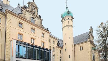 So sieht’s aus. Nach langer, langer Zeit ist die Bauplane verschwunden, der Blick wieder frei. Insgesamt wurden 14 Millionen Euro in die Sanierung gesteckt. Die Übergabe des Schlosses ist am 7. November vorgesehen.