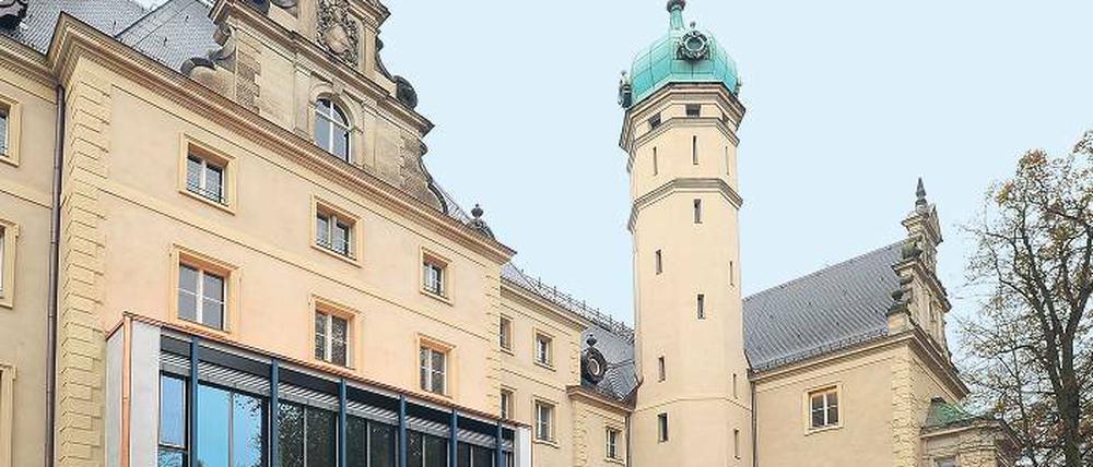 So sieht’s aus. Nach langer, langer Zeit ist die Bauplane verschwunden, der Blick wieder frei. Insgesamt wurden 14 Millionen Euro in die Sanierung gesteckt. Die Übergabe des Schlosses ist am 7. November vorgesehen.