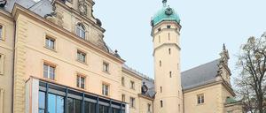 So sieht’s aus. Nach langer, langer Zeit ist die Bauplane verschwunden, der Blick wieder frei. Insgesamt wurden 14 Millionen Euro in die Sanierung gesteckt. Die Übergabe des Schlosses ist am 7. November vorgesehen.