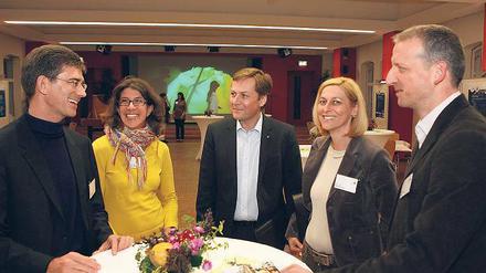 Ideengeber. Uni-Präsident Oliver Günther (m.) im Kreise der Neuberufenen.