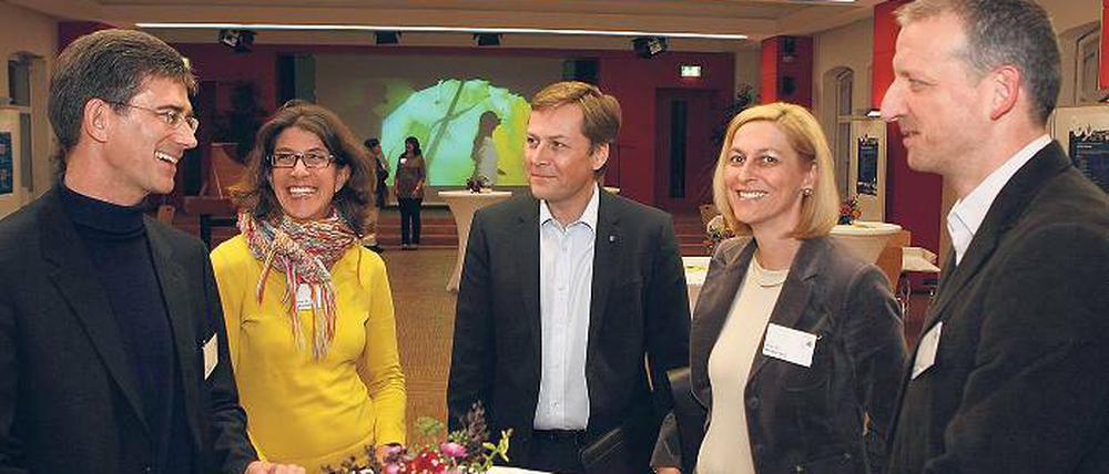 Ideengeber. Uni-Präsident Oliver Günther (m.) im Kreise der Neuberufenen.