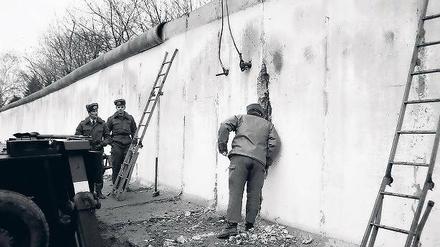 Da war er wieder offen: Der Grenzübergang Düppel bei Kleinmachnow kurz nach dem Fall der Mauer 1989. Erst in den darauf folgenden Jahren wurden die im Jahr 1953 verurteilten Kleinmachnower rehabilitiert.