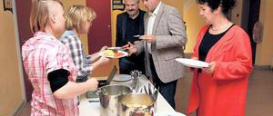 Serviert wird im Lichthof. Seit den Sommerferien müssen die kochenden Schüler an der Pierre-de-Coubertin-Oberschule Am Stern improvisieren. Sie hoffen auf eine neue Lehrküche. Unterstützung bekommen sie jetzt von den Linken.