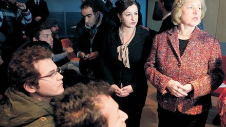 Visite. Maria Böhmer (r) und Dilek Kolat im Gespräch mit Asylbewerbern.