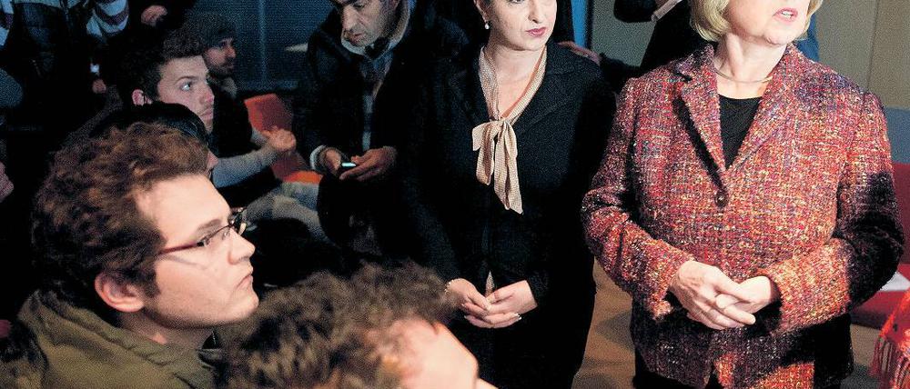 Visite. Maria Böhmer (r) und Dilek Kolat im Gespräch mit Asylbewerbern.