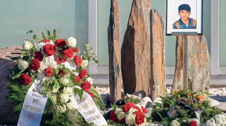 Abschied von Jonny K. Der 20-Jährige war in der Nacht zum 14. Oktober 2012 von mehreren jungen Männern am Alexanderplatz bewusstlos geprügelt worden. Er erlag kurz darauf seinen schweren Verletzungen.