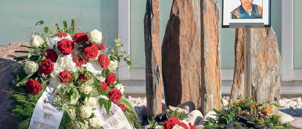 Abschied von Jonny K. Der 20-Jährige war in der Nacht zum 14. Oktober 2012 von mehreren jungen Männern am Alexanderplatz bewusstlos geprügelt worden. Er erlag kurz darauf seinen schweren Verletzungen.