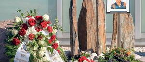 Abschied von Jonny K. Der 20-Jährige war in der Nacht zum 14. Oktober 2012 von mehreren jungen Männern am Alexanderplatz bewusstlos geprügelt worden. Er erlag kurz darauf seinen schweren Verletzungen.