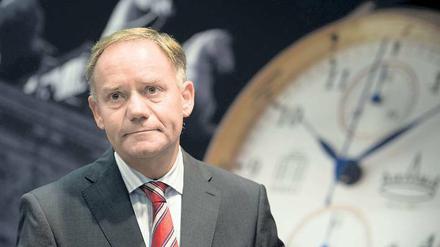 In der Kritik. Rainer Schwarz – hier bei einem Geschäftstermin eines Uhrenherstellers – arbeitete für die Flughäfen in München, Nürnberg, Düsseldorf. Seit 2006 steht er in Berlin unter Vertrag und seit vielen Monaten massiv unter Druck.