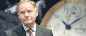 In der Kritik. Rainer Schwarz – hier bei einem Geschäftstermin eines Uhrenherstellers – arbeitete für die Flughäfen in München, Nürnberg, Düsseldorf. Seit 2006 steht er in Berlin unter Vertrag und seit vielen Monaten massiv unter Druck.