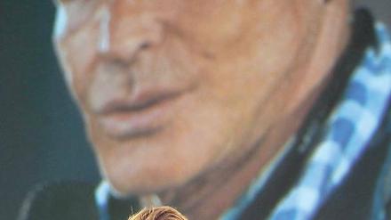 Wolfgang Joop, hier bei der Preisverleihung am Donnerstag in Berlin, ist 1944 in Potsdam-Bornstedt geboren, in Braunschweig aufgewachsen, war der Mann hinter der Marke JOOP!, die er Ende der 1990er Jahre verkaufte. 2003 gründete er in Potsdam das Label „Wunderkind“. Nach massiven Problemen gelang 2012 das Comeback. Der Premiere in Potsdam folgte im September eine Prêt-à-Porter-Schau in Paris.
