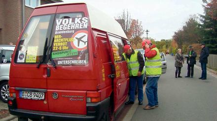 Agitation auf dem Dorf. Aus einem Kleintransporter erschallten Durchsagen und Fluglärmsimulationen.