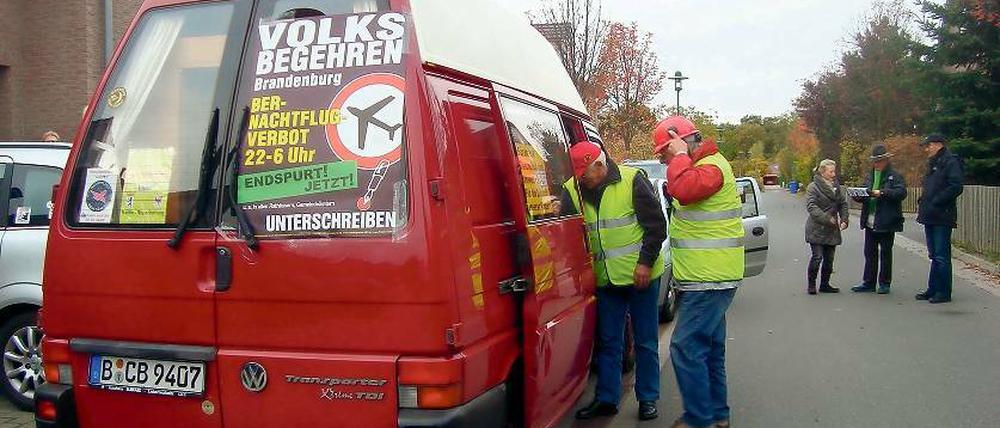 Agitation auf dem Dorf. Aus einem Kleintransporter erschallten Durchsagen und Fluglärmsimulationen.
