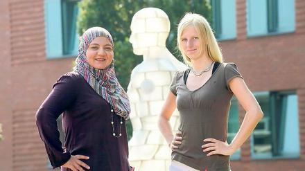 Technikaffine Pionierinnen. Rehab Alnemr (l.) und Ivonne Scherfenberg sind die ersten Doktorinnen des Instituts für Softwaresystemtechnik.