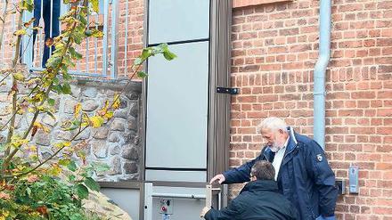 Aufzug statt Rampe. Damit vermied man, den Eingang zu verbauen.