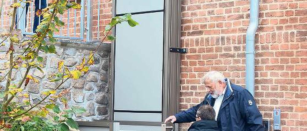 Aufzug statt Rampe. Damit vermied man, den Eingang zu verbauen.