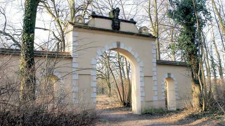 Tor zum neuen Kirchengelände? Hinter dem Medusentor liegt das ehemalige Gutshofgelände, auf dem auch schon die alte Dorfkirche steht.
