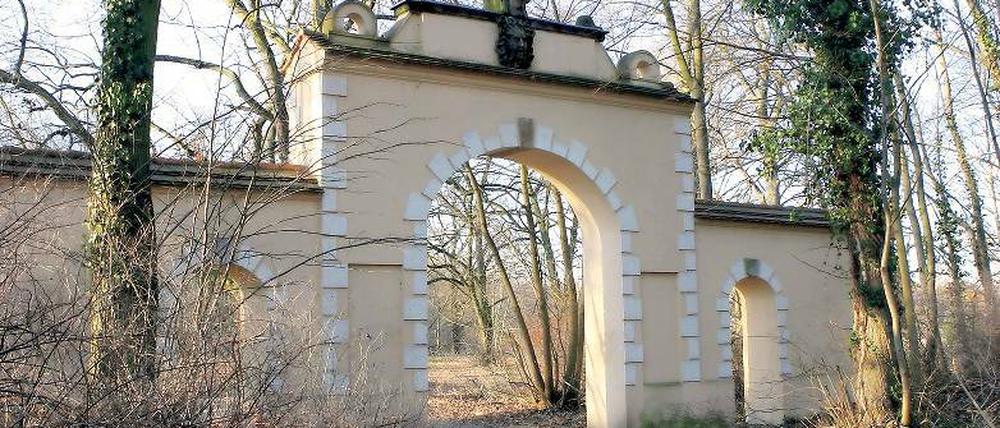 Tor zum neuen Kirchengelände? Hinter dem Medusentor liegt das ehemalige Gutshofgelände, auf dem auch schon die alte Dorfkirche steht.