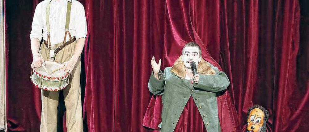 Aberwitzig. Mit einer skurrilen Persiflage auf Kleist’s Held Kohlhaas, der gegen die Obrigkeit zu Felde zieht, beginnt das Theaterfestival Unidram.