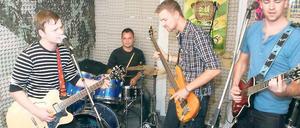 Noch mal üben: Die vier Jungs von Approx. im Proberaum