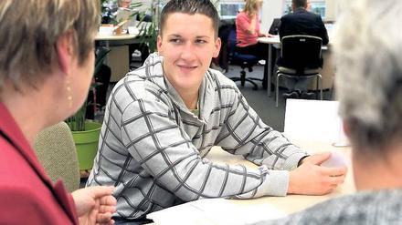 Eine Lehrstelle bitte: Alexander Hinze-Paul ist wie viele Jugendliche am Mittwoch zum Beratungsgespräch in die Agentur für Arbeit gekommen. Passende Stellen wurden gleich herausgesucht, die Daten den Bewerbern mitgegeben.