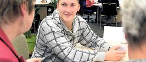 Eine Lehrstelle bitte: Alexander Hinze-Paul ist wie viele Jugendliche am Mittwoch zum Beratungsgespräch in die Agentur für Arbeit gekommen. Passende Stellen wurden gleich herausgesucht, die Daten den Bewerbern mitgegeben.