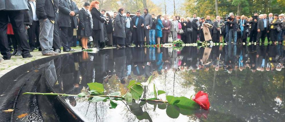 See der Erinnerung. Das jetzt offiziell eröffnete Denkmal südlich des Reichstagsgebäudes besteht aus einer runden Wasserfläche auf einer 12 Meter großen Granitplatte.
