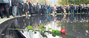 See der Erinnerung. Das jetzt offiziell eröffnete Denkmal südlich des Reichstagsgebäudes besteht aus einer runden Wasserfläche auf einer 12 Meter großen Granitplatte.