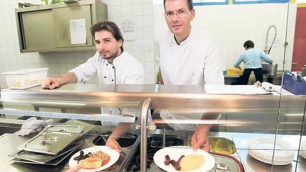 Nürnberger Würstchen für Groß Glienicke. Küchenchef Geralt Nijboer (rechts) vor der Essensausgabe in der Grundschule in Groß Glienicke.