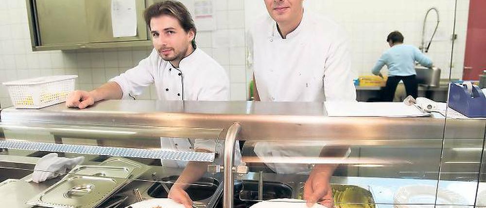 Nürnberger Würstchen für Groß Glienicke. Küchenchef Geralt Nijboer (rechts) vor der Essensausgabe in der Grundschule in Groß Glienicke.