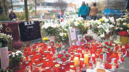 Gedenken an Prügelopfer. Zahlreiche Blumen und Kerzen erinnern an der Stelle am Alexanderplatz daran, dass ein junger Mann so schwer verprügelt und getreten wurde, dass er einen Tag später seinen Verletzungen erlag.