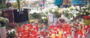 Gedenken an Prügelopfer. Zahlreiche Blumen und Kerzen erinnern an der Stelle am Alexanderplatz daran, dass ein junger Mann so schwer verprügelt und getreten wurde, dass er einen Tag später seinen Verletzungen erlag.