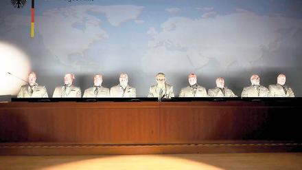 Pappfigurenkabinett. Die Schauspieler vom Berliner „theater 89“ spielen in dem Stück „Das Ende der SED“ Dokumentationstheater. Sie schlüpfen in Politikerrollen einstiger ZK-Mitglieder, wie den SED-Kronprinzen Egon Krenz, Schriftsteller Hermann Kant oder Armeegeneral Heinz Hoffmann. Die Uraufführung der Inszenierung fand im heutigen Auswärtigen Amt statt, damals Sitz des ZK der SED.